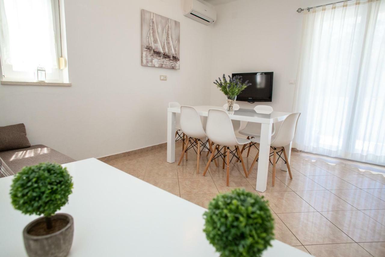 נובליה Apartments Rina מראה חיצוני תמונה